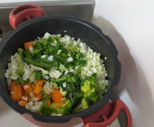 カットした野菜を入れた圧力鍋