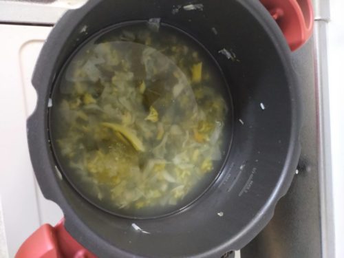 鍋に残ったスープと野菜