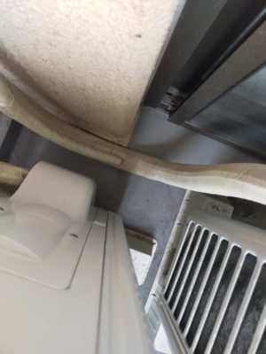 室外機裏で切れているドレンホース