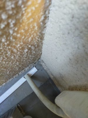 ドレンホースとレールの接地部分