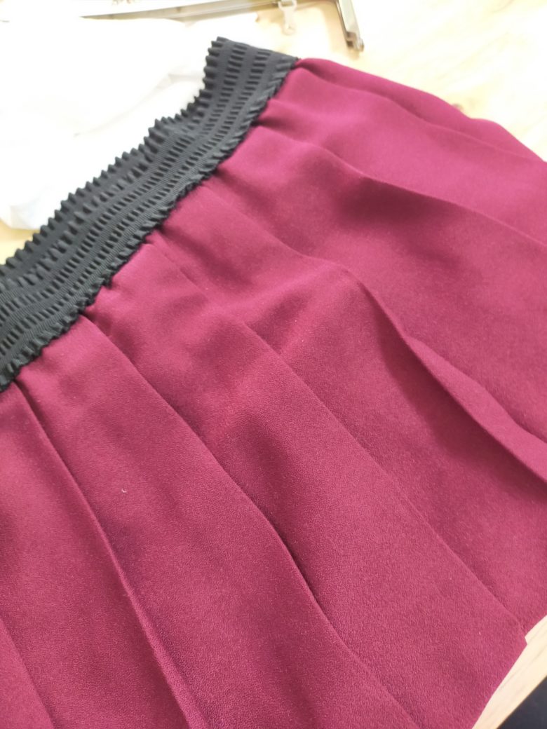 リメイク材料となるプリーツスカート