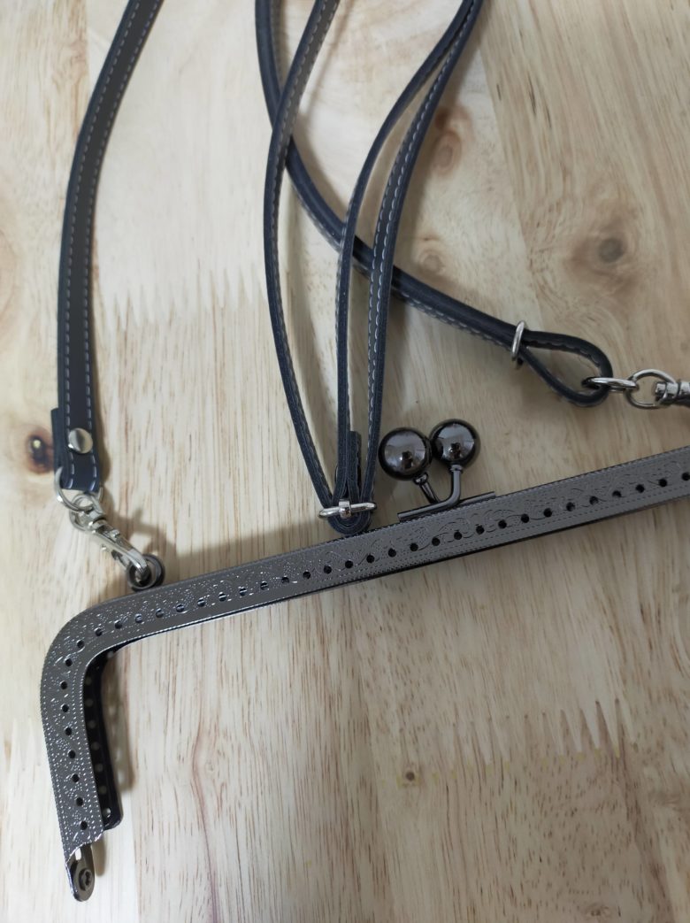 がま口の口金とショルダーベルト