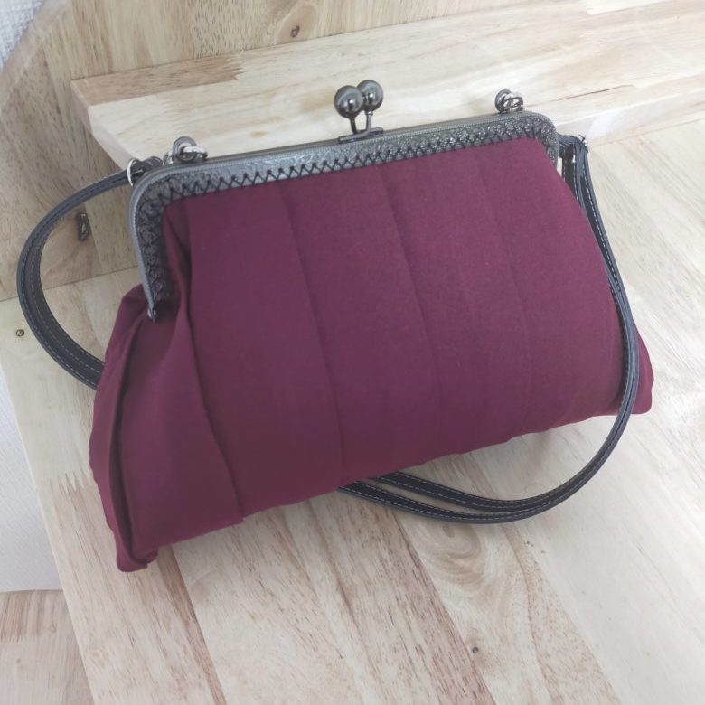 完成したプリーツがま口バッグ