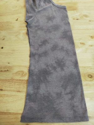 前後を切り分けて折ったTシャツ