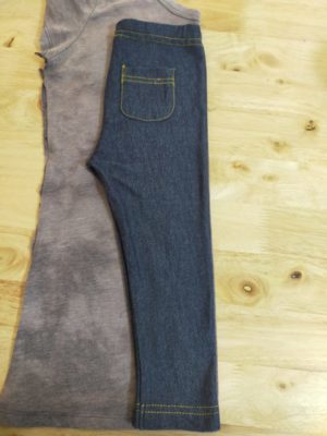 既製品のズボンを型紙代わりにTシャツの上に置く