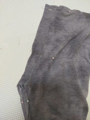 2枚を中表に合わせてまち針でとめる