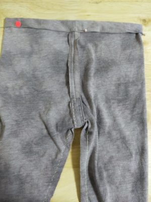 折ったウエストをまち針で留める