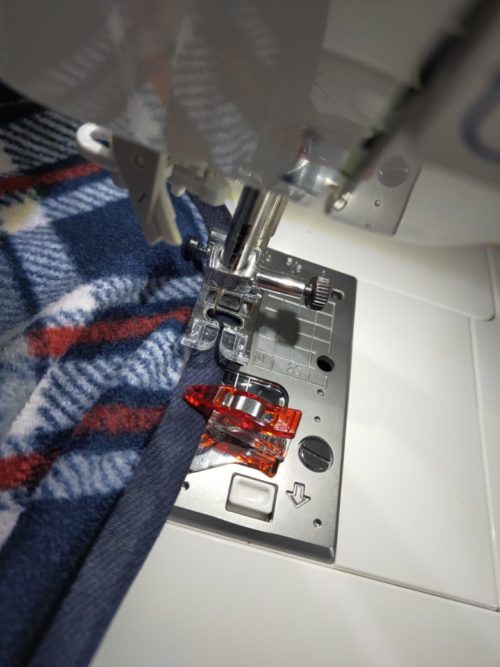 バイアステープを付けているところ