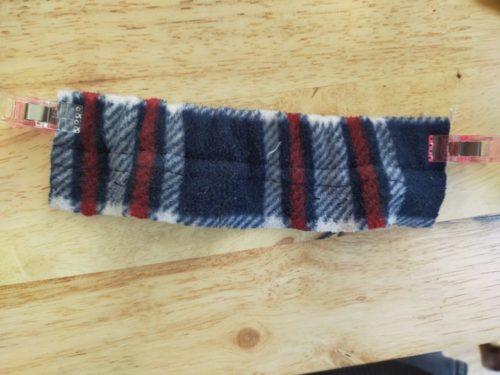 袖口の中にゴムを入れてクリップで留めたところ