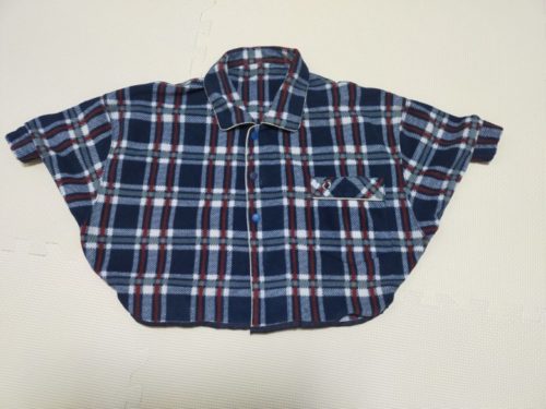 ボタンを付けてポンチョの完成