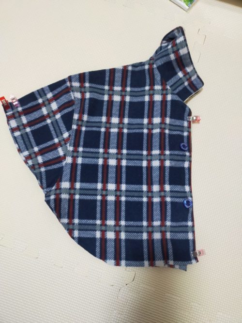 裾から袖がカーブでつながるようにカットしたところ