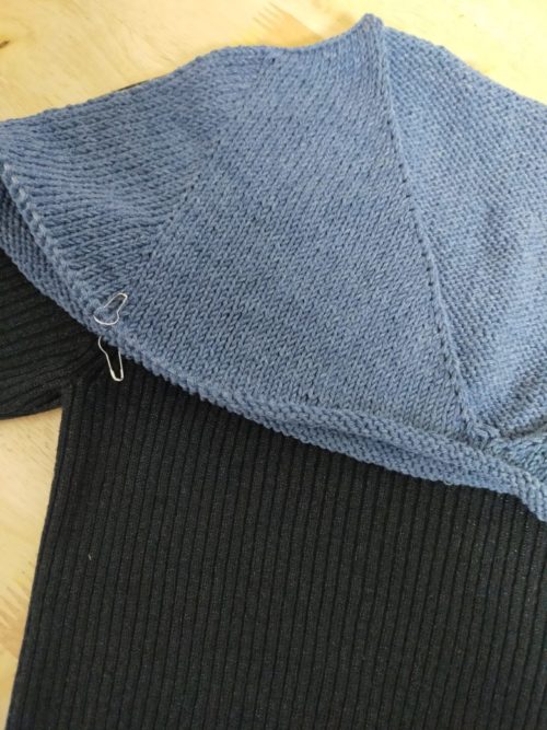 トップダウンセーター袖分け前